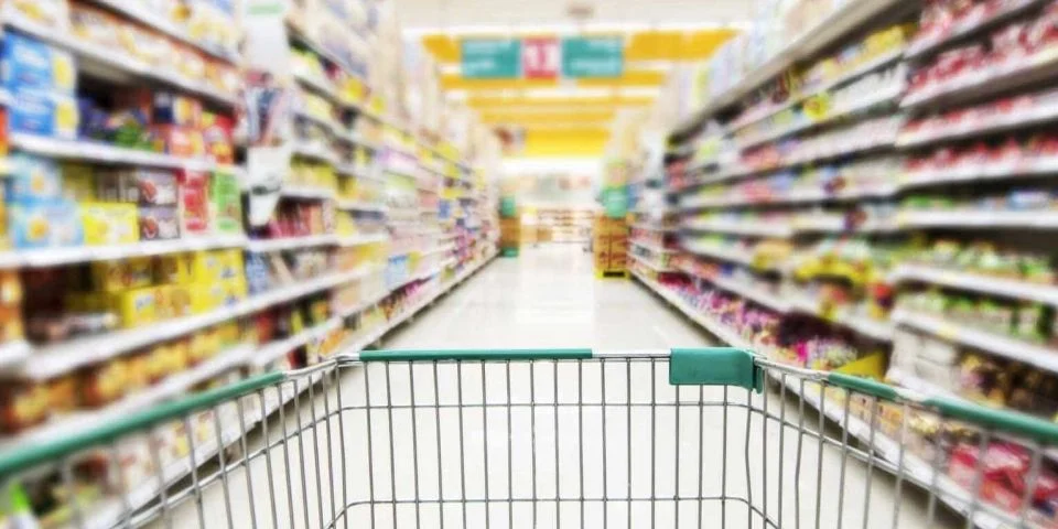 carro de la compra en pasillo del sumpermercado