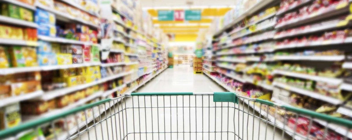 carro de la compra en pasillo del sumpermercado