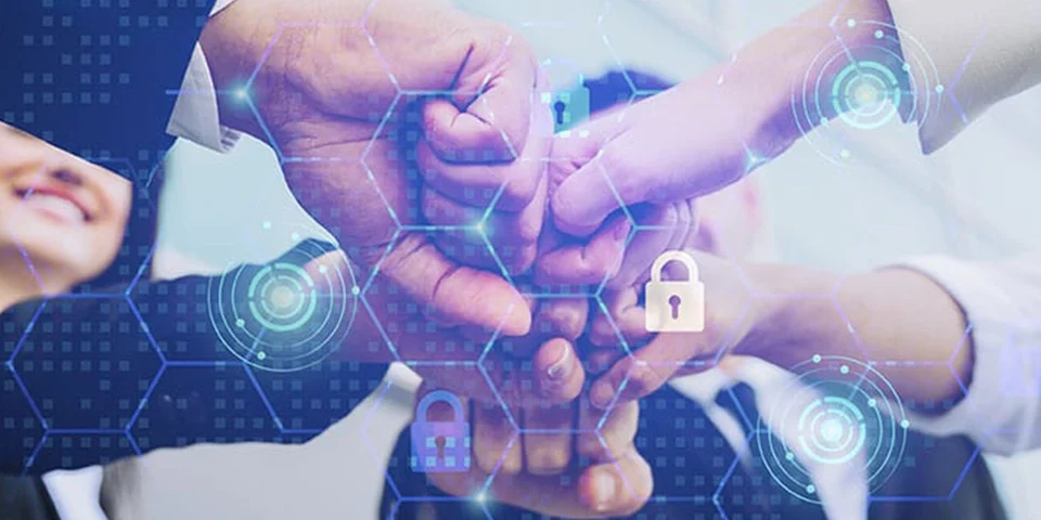 puños cchocando en señal de unión