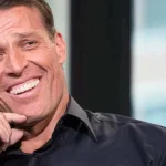 hombre dando conferencia