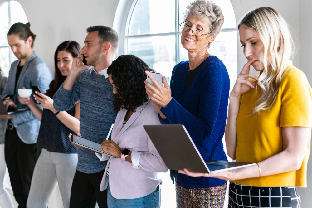 hombres y mujeres en reunión